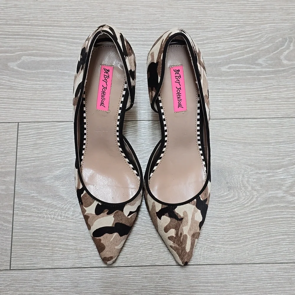 Betsy Johnson Printed Cow Hair Heels size 9.5 - Picture 2 of 10